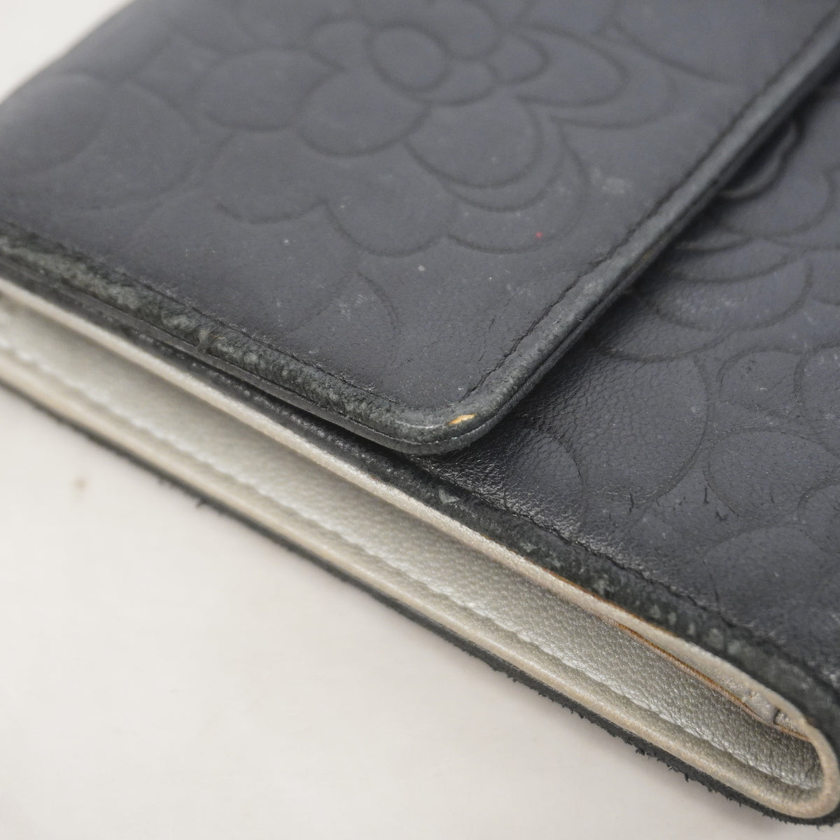 【6hc2875】シャネル 三つ折り長財布 カメリア ラムスキン ブラック シルバー金具【中古】レディース