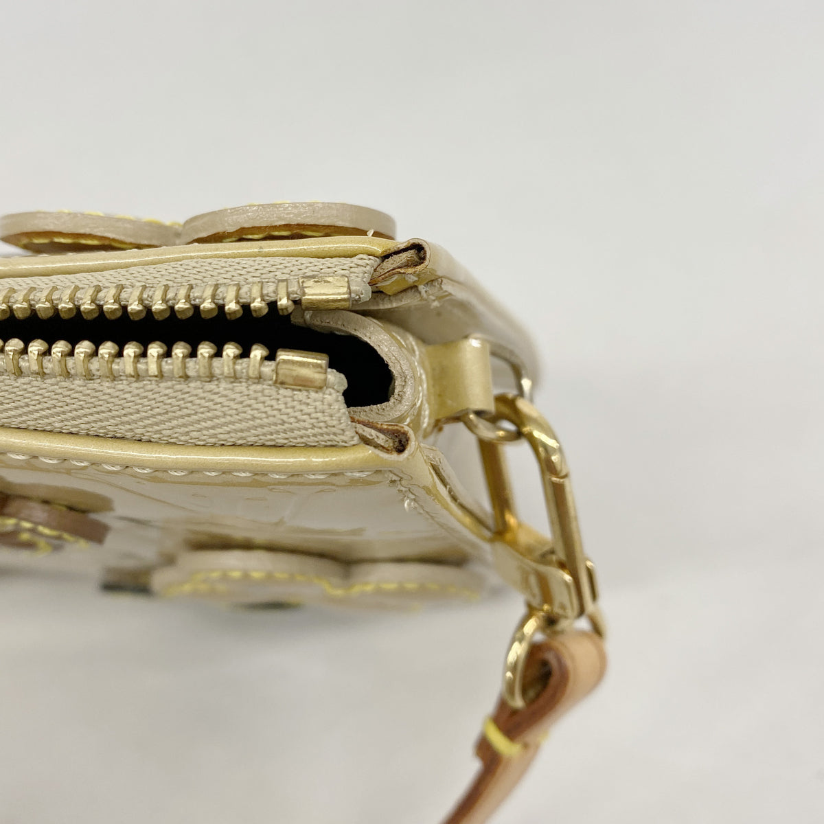 【6hd3028-k】ルイヴィトン ポーチ ヴェルニ フラワーレキシントン M92246 ベージュ【中古】レディース