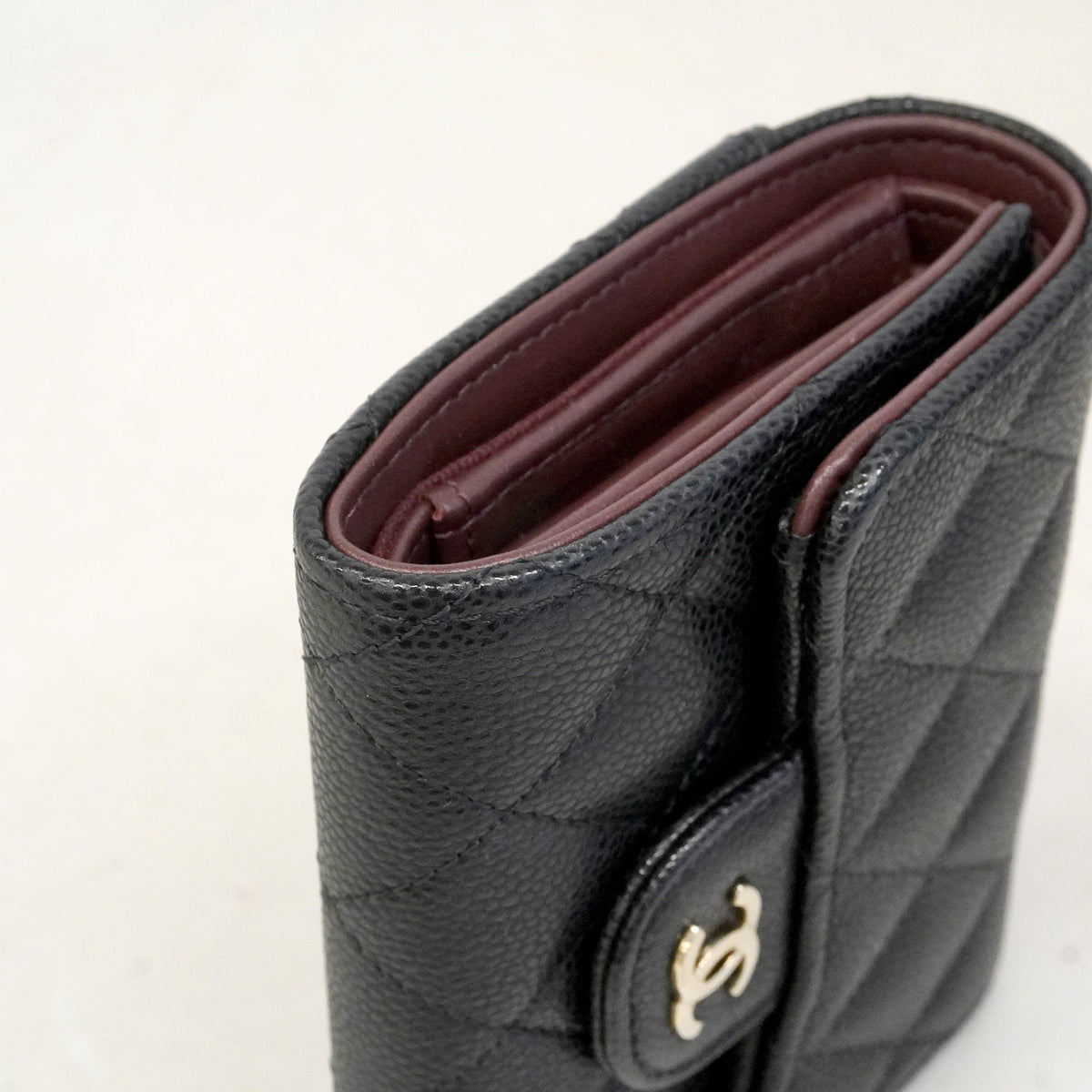 【6hd3053-k】シャネル 三つ折り財布 マトラッセ キャビアスキン ブラック シャンパンゴールド金具【中古】レディース