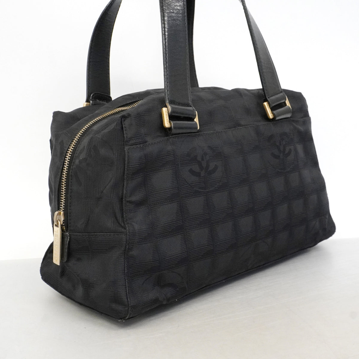 【6hd3055-k】シャネル ハンドバッグ ニュートラベル ナイロン ブラック ゴールド金具【中古】レディース