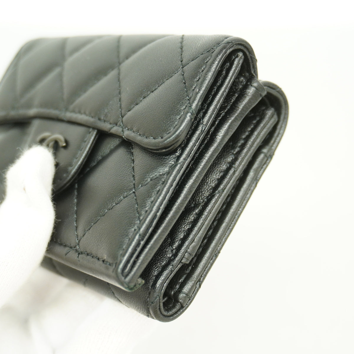 【6hd3940】シャネル 三つ折り財布 マトラッセ ラムスキン ブラック シルバー金具【中古】レディース