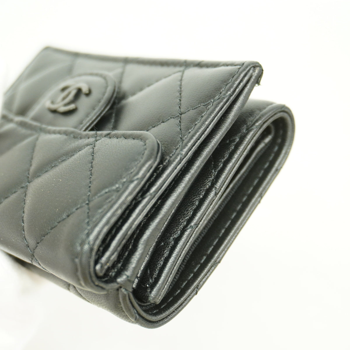 【6hd3940】シャネル 三つ折り財布 マトラッセ ラムスキン ブラック シルバー金具【中古】レディース