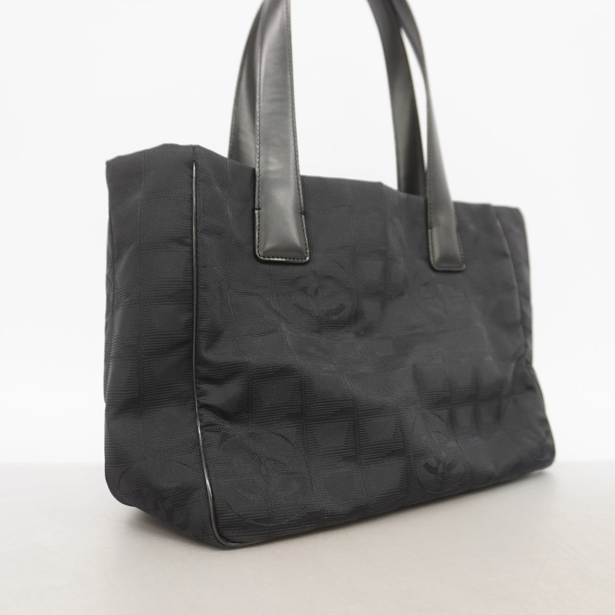 【6hd4053-k】シャネル トートバッグ ニュートラベル ナイロン ブラック シャンパンゴールド金具【中古】レディース