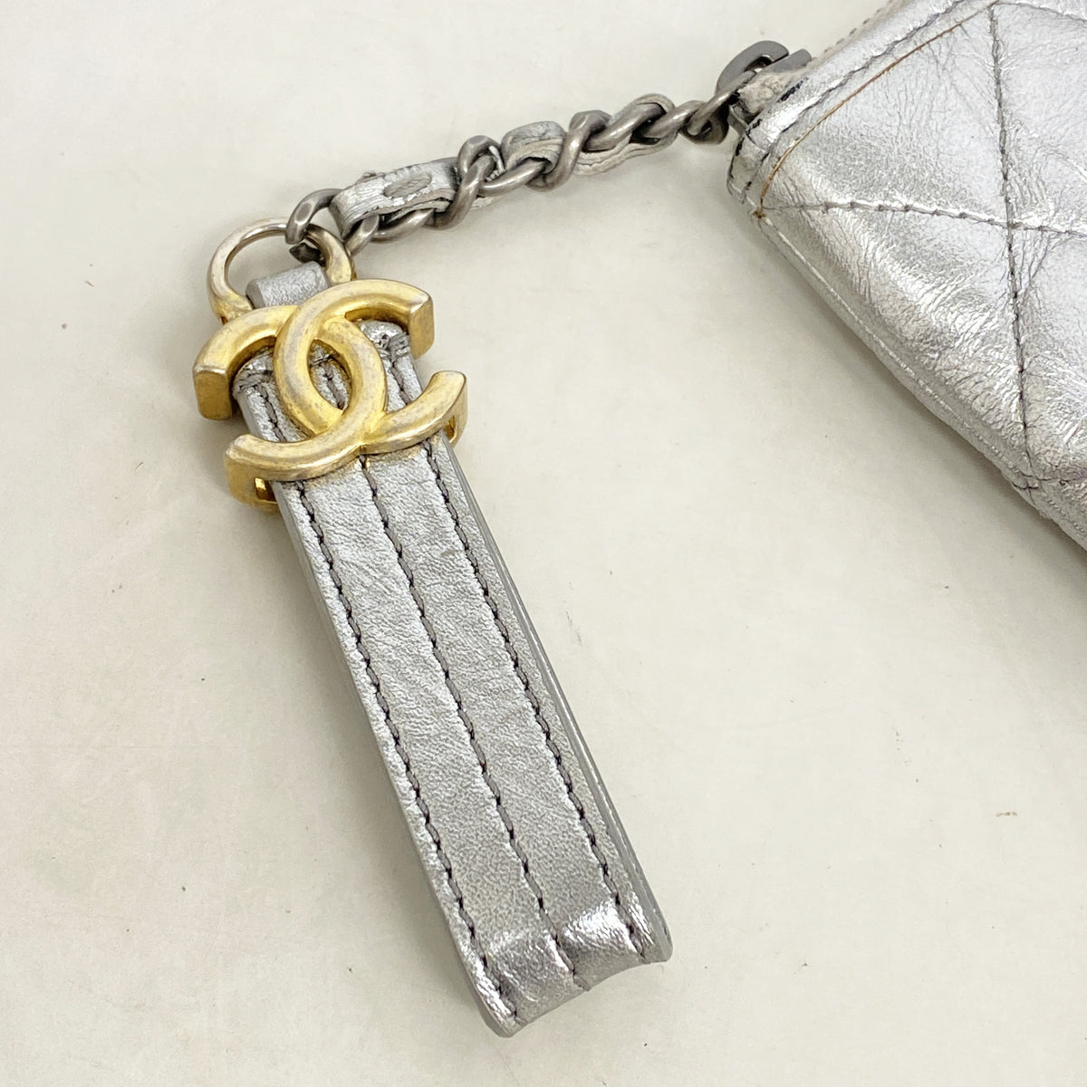【6hd4100-k】シャネル クラッチバッグ ガブリエルドゥシャネル レザー シルバー ゴールド金具【中古】レディース