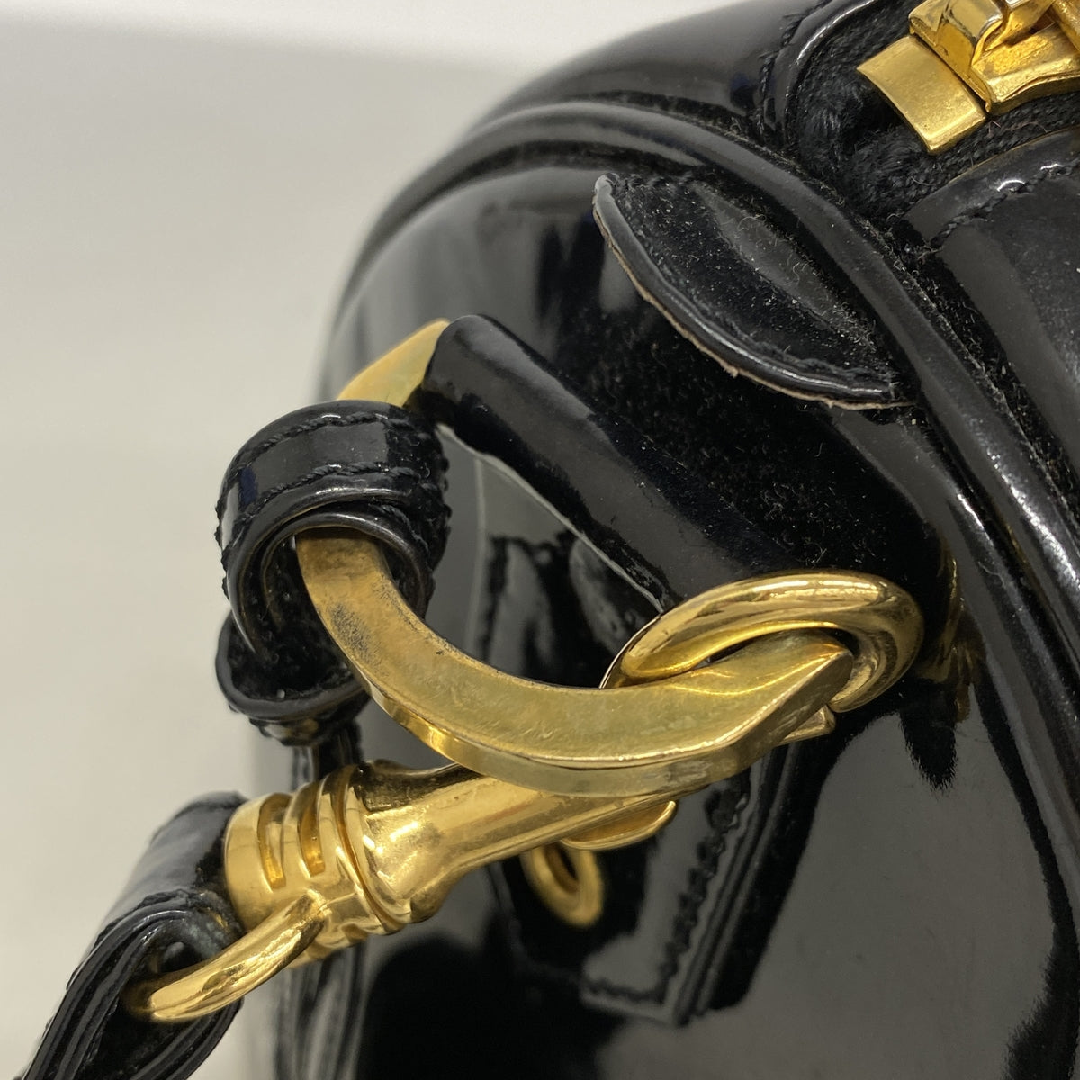【6hd4101-k】シャネル ハンドバッグ パテントレザー ブラック ゴールド金具 2wayバッグ【中古】レディース