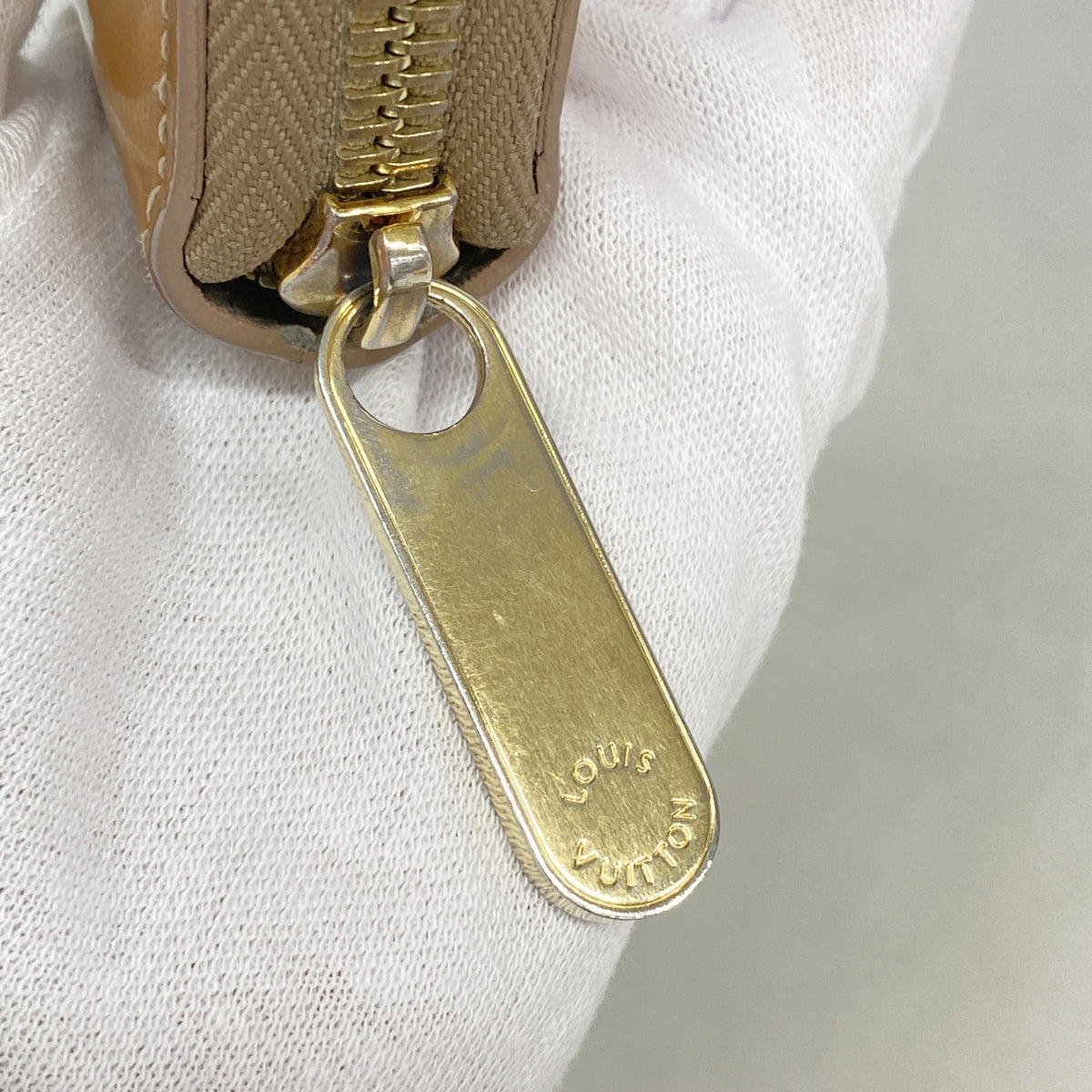 【6hd4222-k】ルイヴィトン 長財布 ヴェルニ ジッピーウォレット M91761 ベージュプードル【中古】レディース