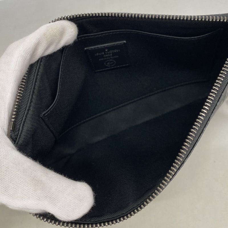【6he4494-k】ルイヴィトン クラッチバッグ モノグラム・エクリプス フラッシュiPadポーチ M64449 ブラック フラグメントデザイン【中古】メンズ