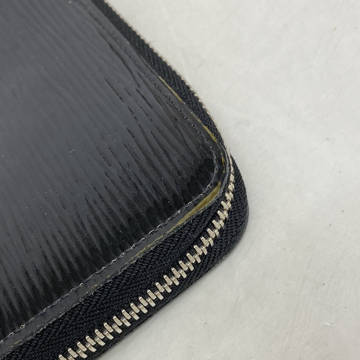 【6he4503】ルイヴィトン 長財布 エピ ジッピーウォレット M6007N ノワールエレクトリック【中古】メンズ レディース ユニセックス