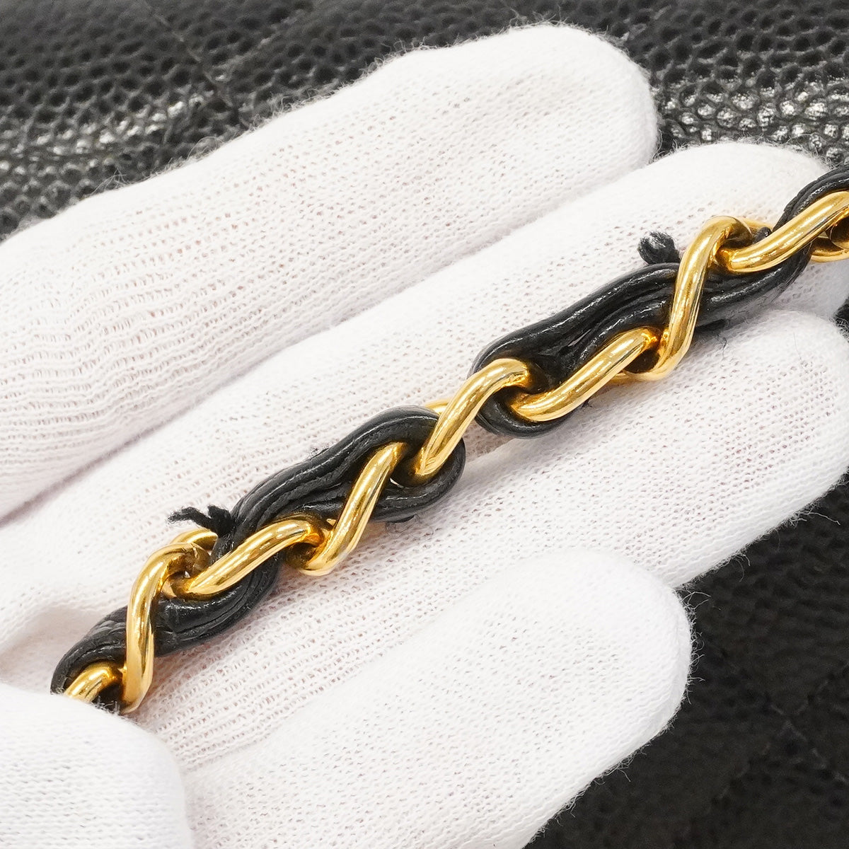【6he4536】シャネル ショルダーバッグ マトラッセ Wフラップ Wチェーン キャビアスキン ブラック ゴールド金具【中古】レディース