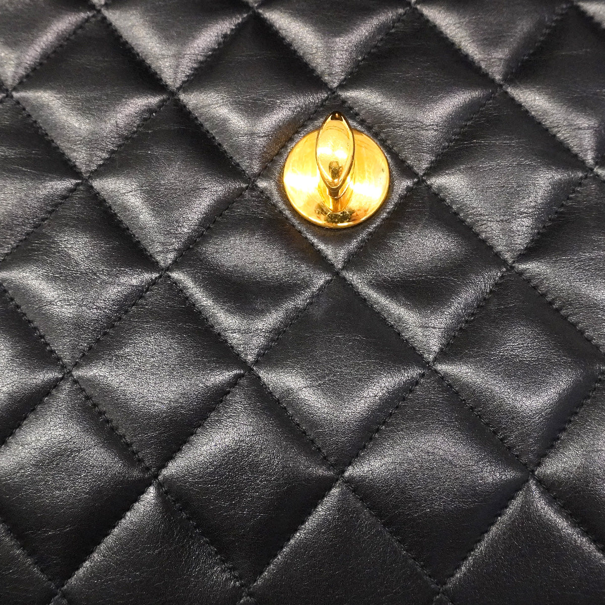 【6he4537】シャネル ショルダーバッグ デカマトラッセ Wチェーン ラムスキン ブラック ゴールド金具【中古】レディース