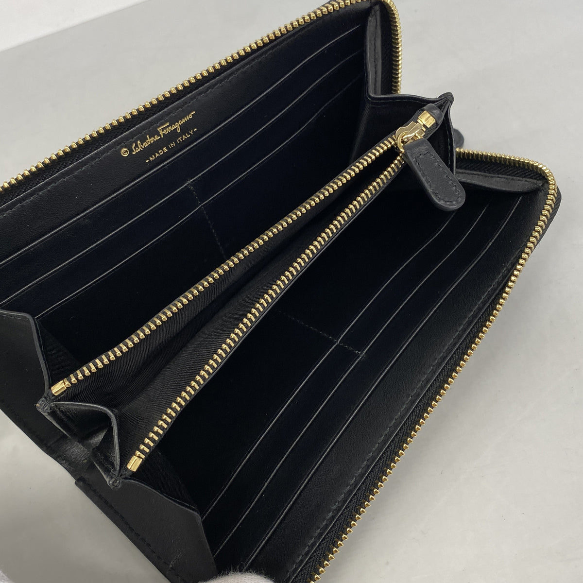 【6he4655】サルヴァトーレフェラガモ 長財布 ヴァラ レザー ブラック ゴールド金具【中古】レディース