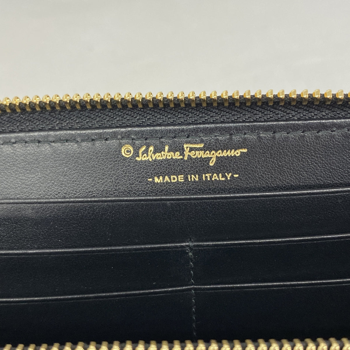 【6he4655】サルヴァトーレフェラガモ 長財布 ヴァラ レザー ブラック ゴールド金具【中古】レディース