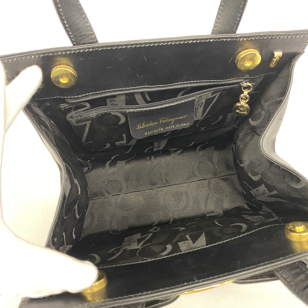 【6he4678】サルヴァトーレフェラガモ ハンドバッグ ヴァラ レザー ブラック ゴールド金具【中古】レディース