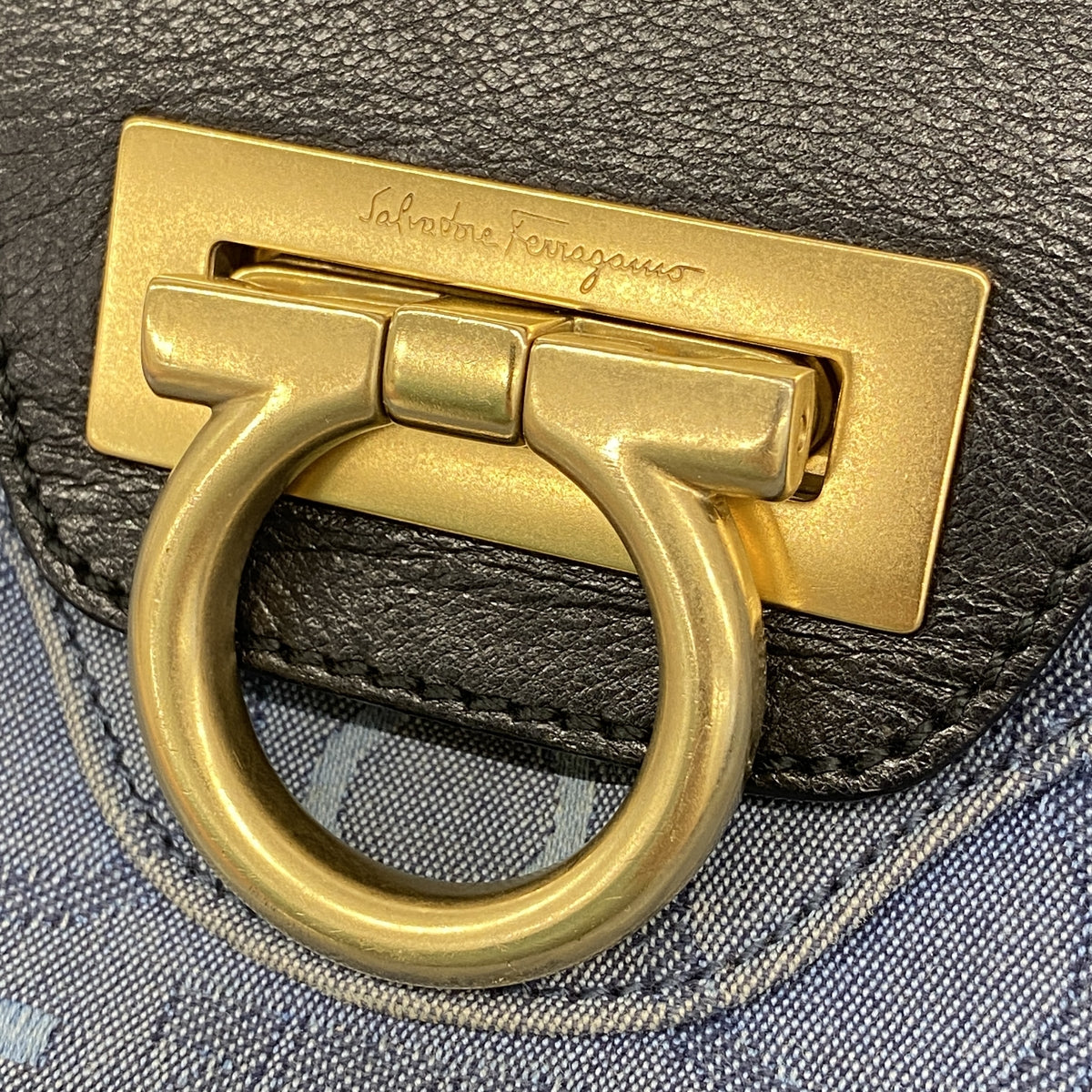 【6he4680】サルヴァトーレフェラガモ ハンドバッグ ガンチーニ キャンバス ブルー ブラック ゴールド金具【中古】レディース