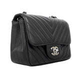【6he4696】シャネル ショルダーバッグ チェーンショルダー シェブロン ラムスキン ブラック シルバー金具【中古】レディース