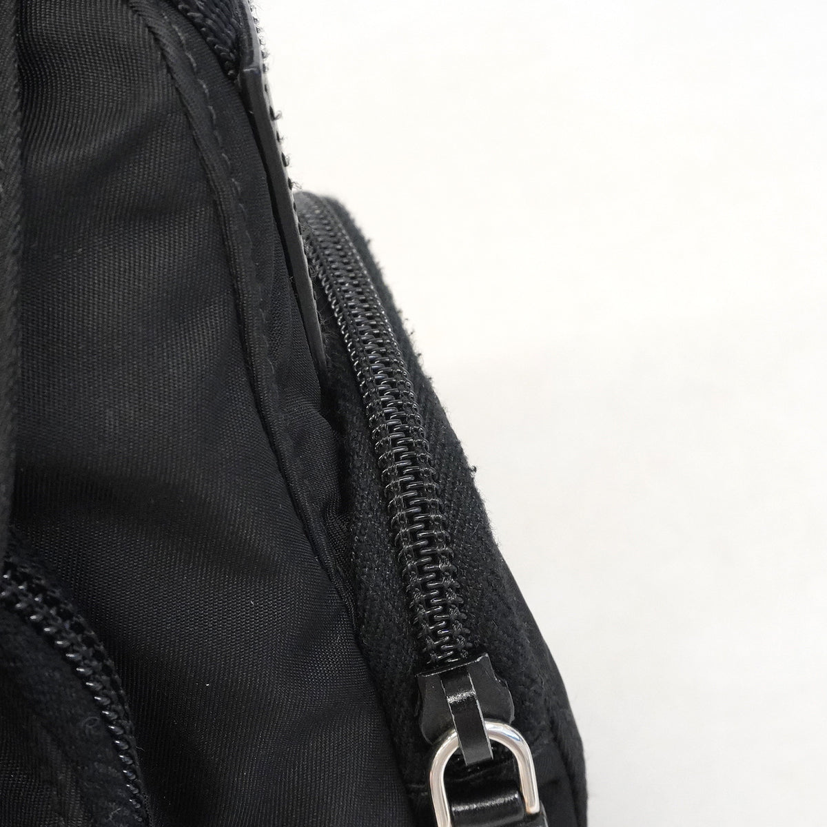 【6he4708-k】プラダ ショルダーバッグ テスート ナイロン ブラック シルバー金具【中古】レディース