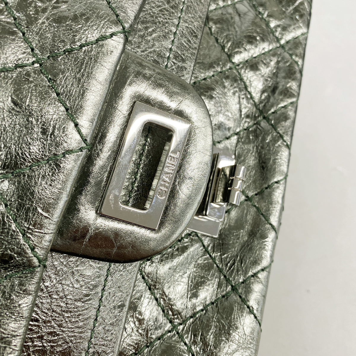 【6he4828】シャネル ショルダーバッグ 2.55 Wフラップ Wチェーン カーフスキン グリーン シルバー金具【中古】レディース