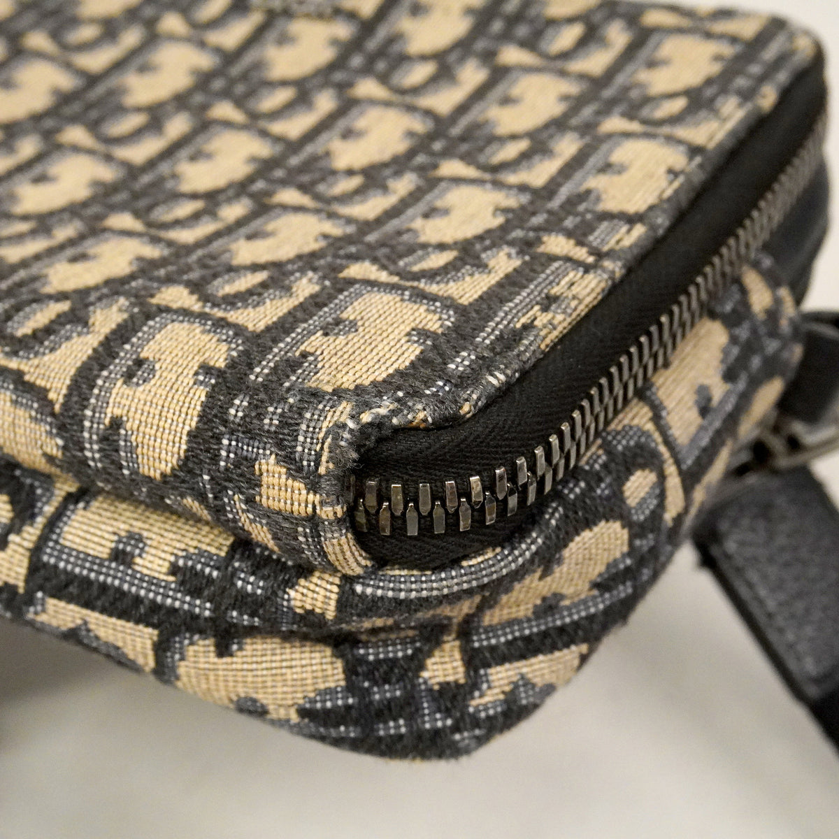 【6he4855】クリスチャンディオール ショルダーバッグ キャンバス ブラック シルバー金具【中古】レディース