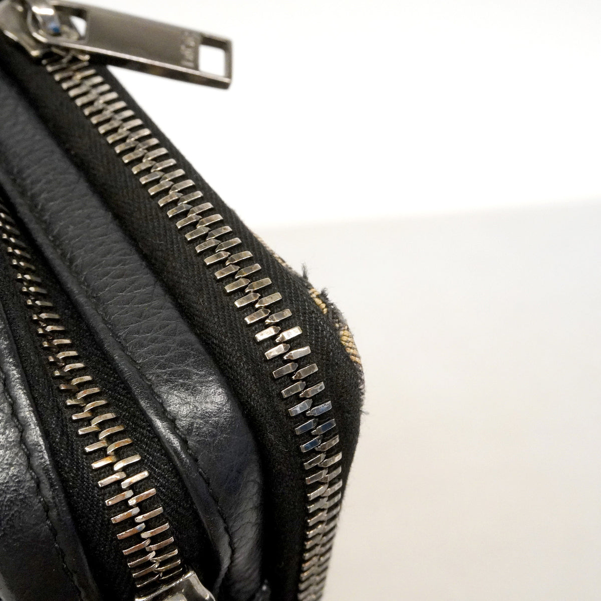 【6he4855】クリスチャンディオール ショルダーバッグ キャンバス ブラック シルバー金具【中古】レディース