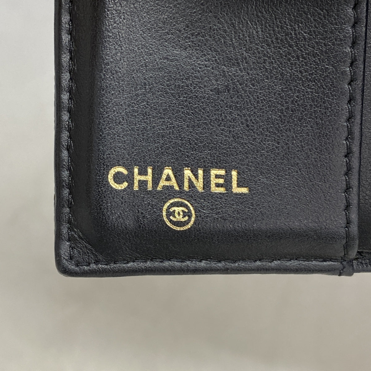 【6he4913】シャネル 三つ折り財布 カメリア キャビアスキン ブラック シャンパンゴールド金具【中古】レディース