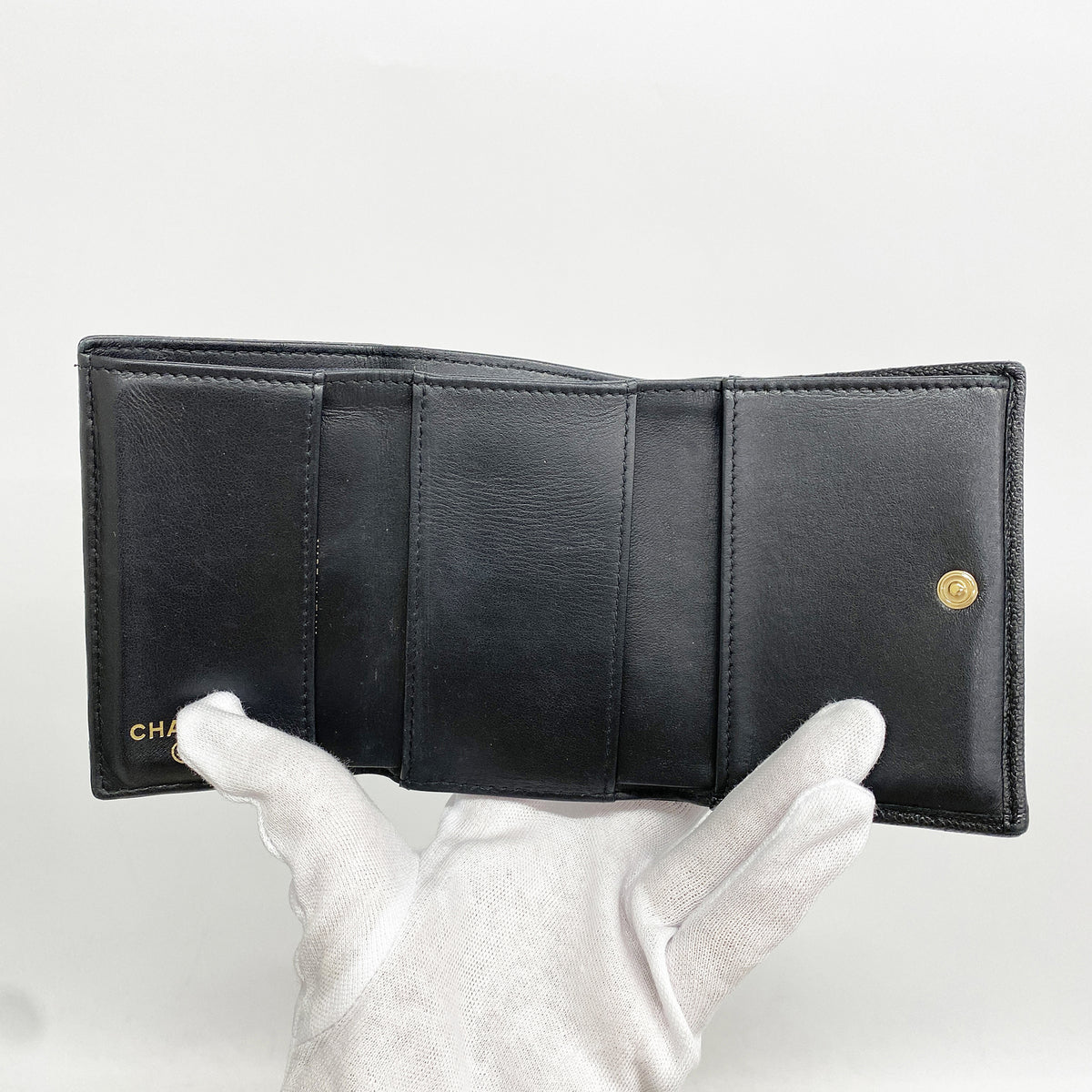 【6he4913】シャネル 三つ折り財布 カメリア キャビアスキン ブラック シャンパンゴールド金具【中古】レディース
