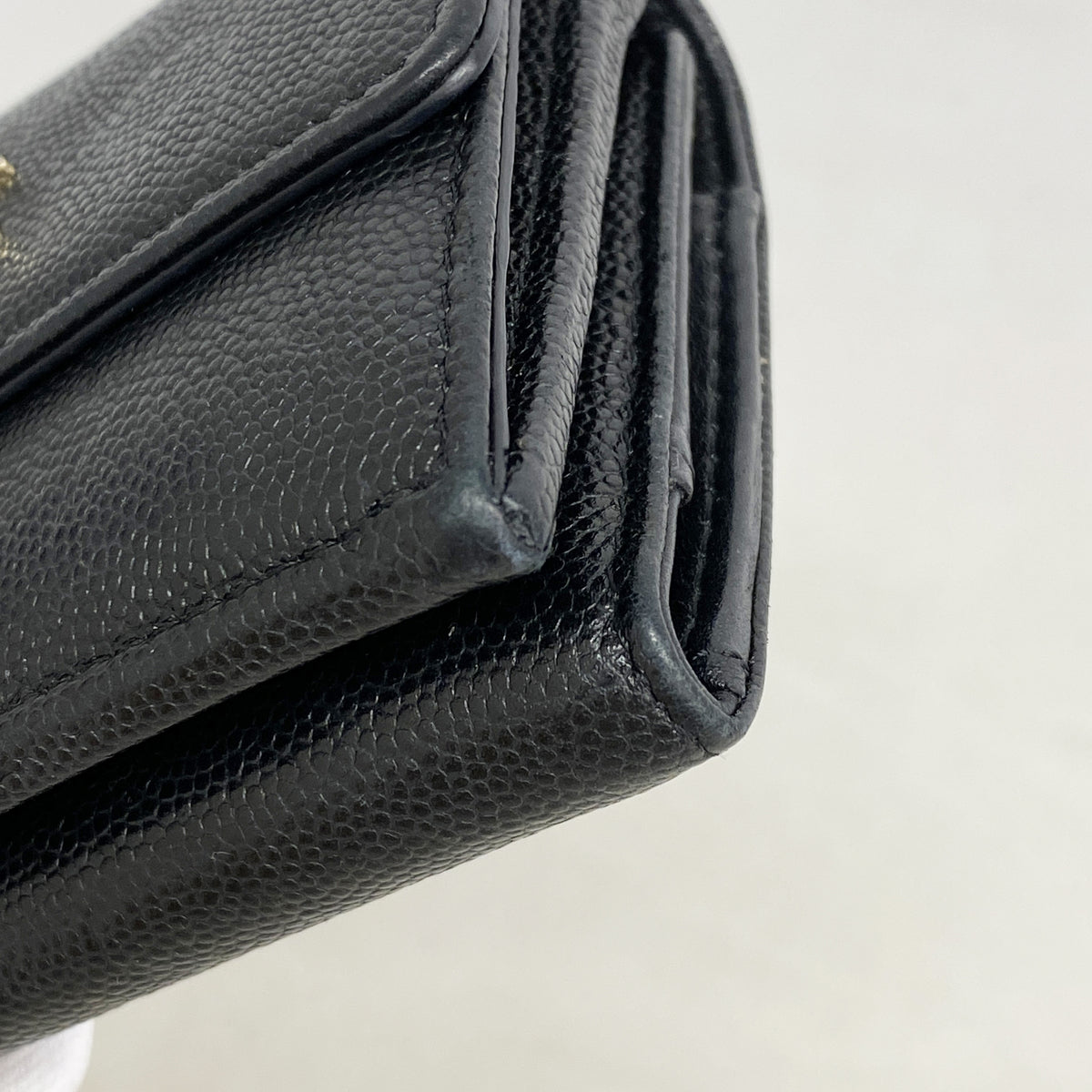 【6he4913】シャネル 三つ折り財布 カメリア キャビアスキン ブラック シャンパンゴールド金具【中古】レディース