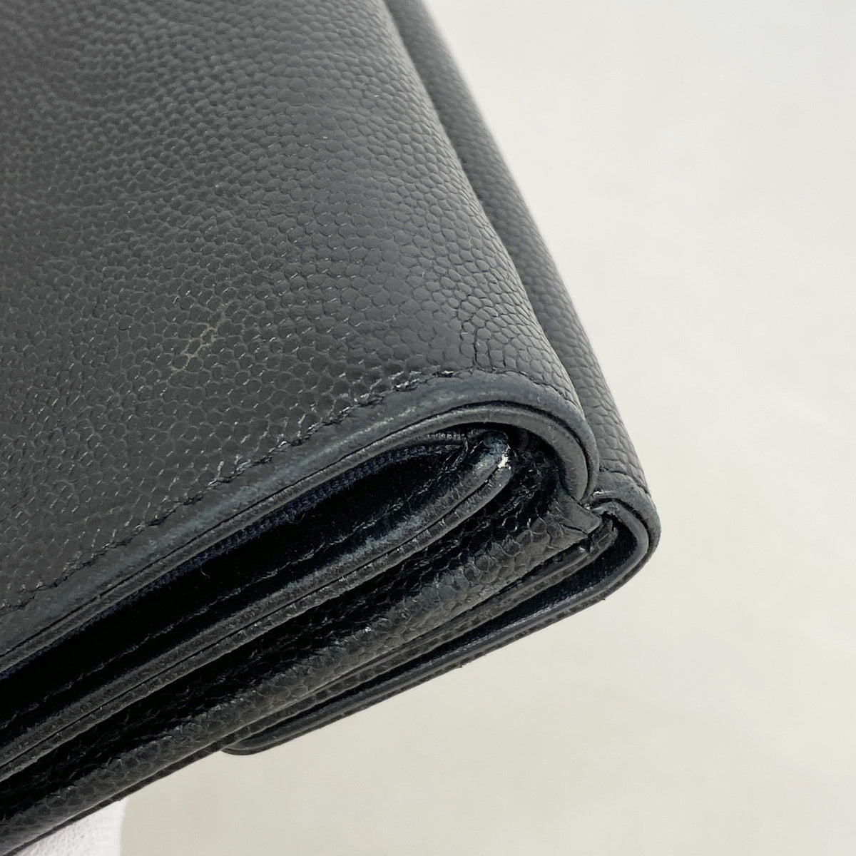 【6he4913】シャネル 三つ折り財布 カメリア キャビアスキン ブラック シャンパンゴールド金具【中古】レディース