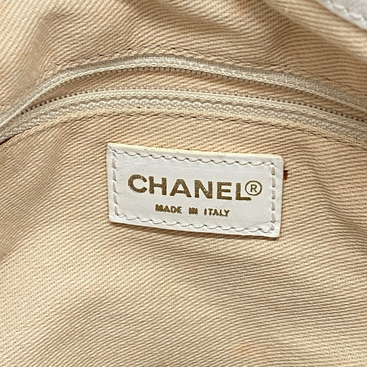 【6he4984-k】シャネル チェーントート キャンバス ベージュ ホワイト ゴールド金具【中古】レディース