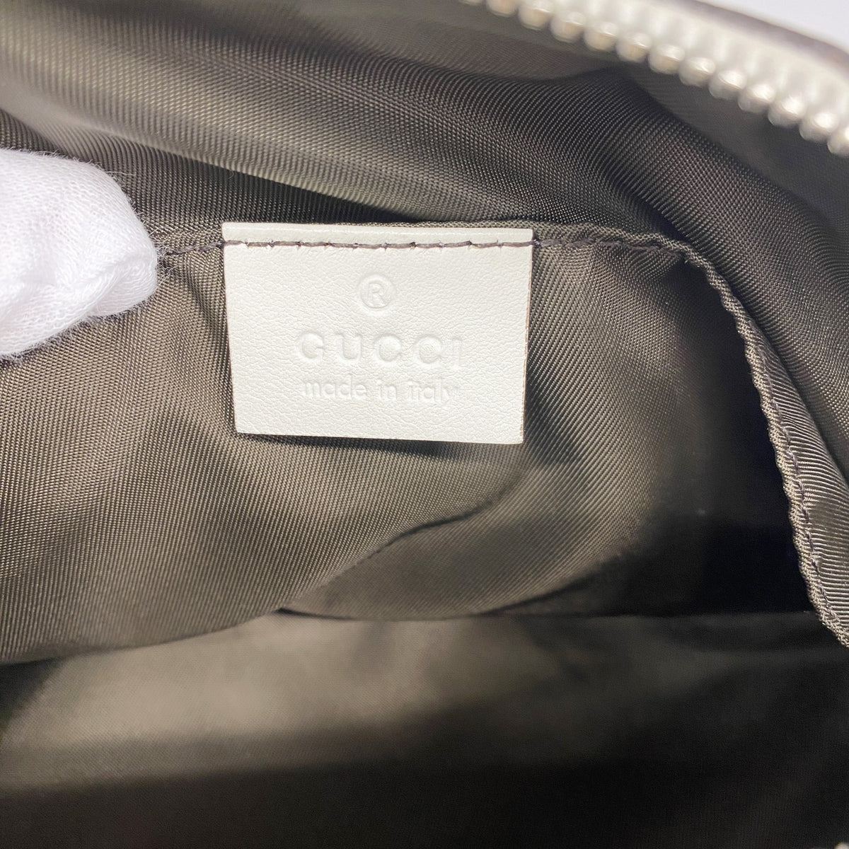 【6he5015-k】グッチ ポーチ シェリーライン グッチシマ 256637 レザー ホワイト シルバー金具【中古】レディース