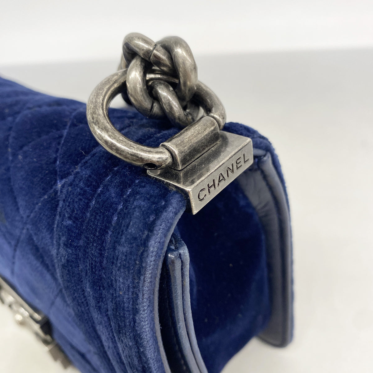 【6he5046-k】シャネル ショルダーバッグ ボーイシャネル チェーンショルダー スウェード ネイビー シルバー金具【中古】レディース