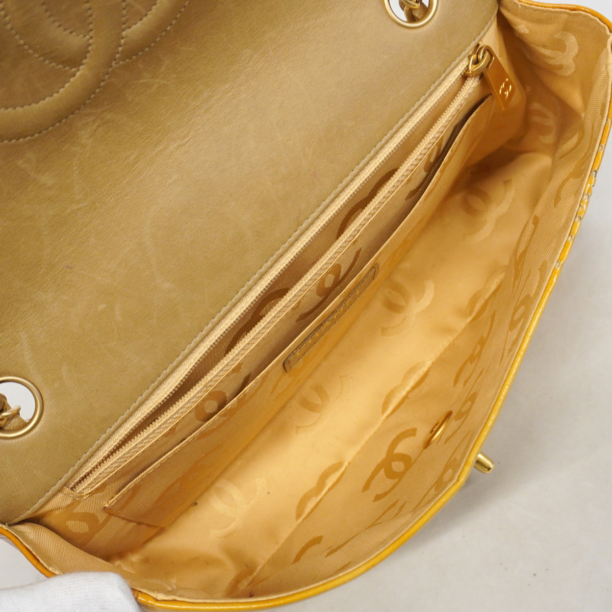 【6he5073】シャネル ショルダーバッグ Wチェーン パンチング パテントレザー イエロー ゴールド金具【中古】レディース