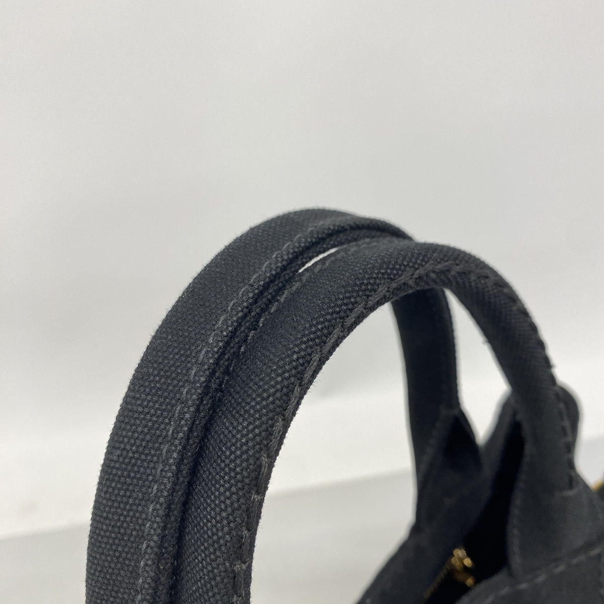 【6he5326-k】プラダ ハンドバッグ カナパ キャンバス ブラック ゴールド金具 2wayバッグ【中古】レディース