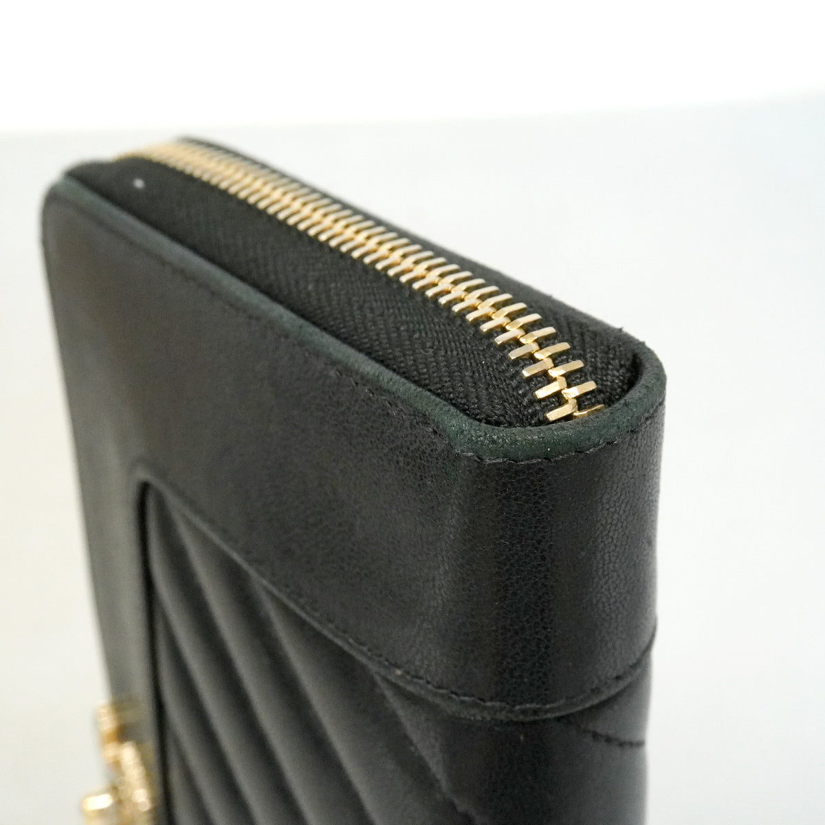 【6he5419】シャネル 長財布 Vステッチ マドモアゼル ラムスキン ブラック シャンパンゴールド金具【中古】レディース