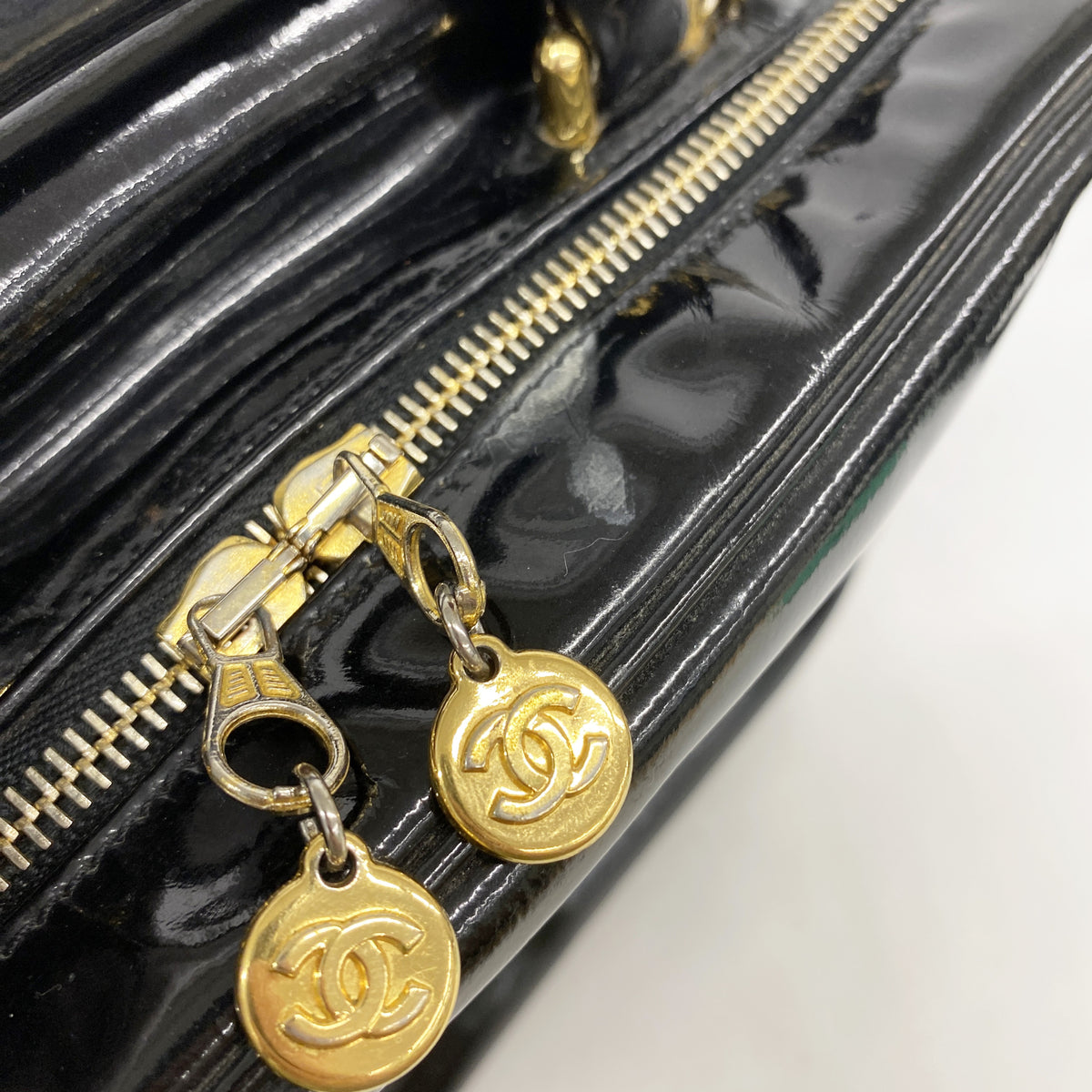 【6he5609】シャネル バニティバッグ パテントレザー ブラック ゴールド金具【中古】レディース