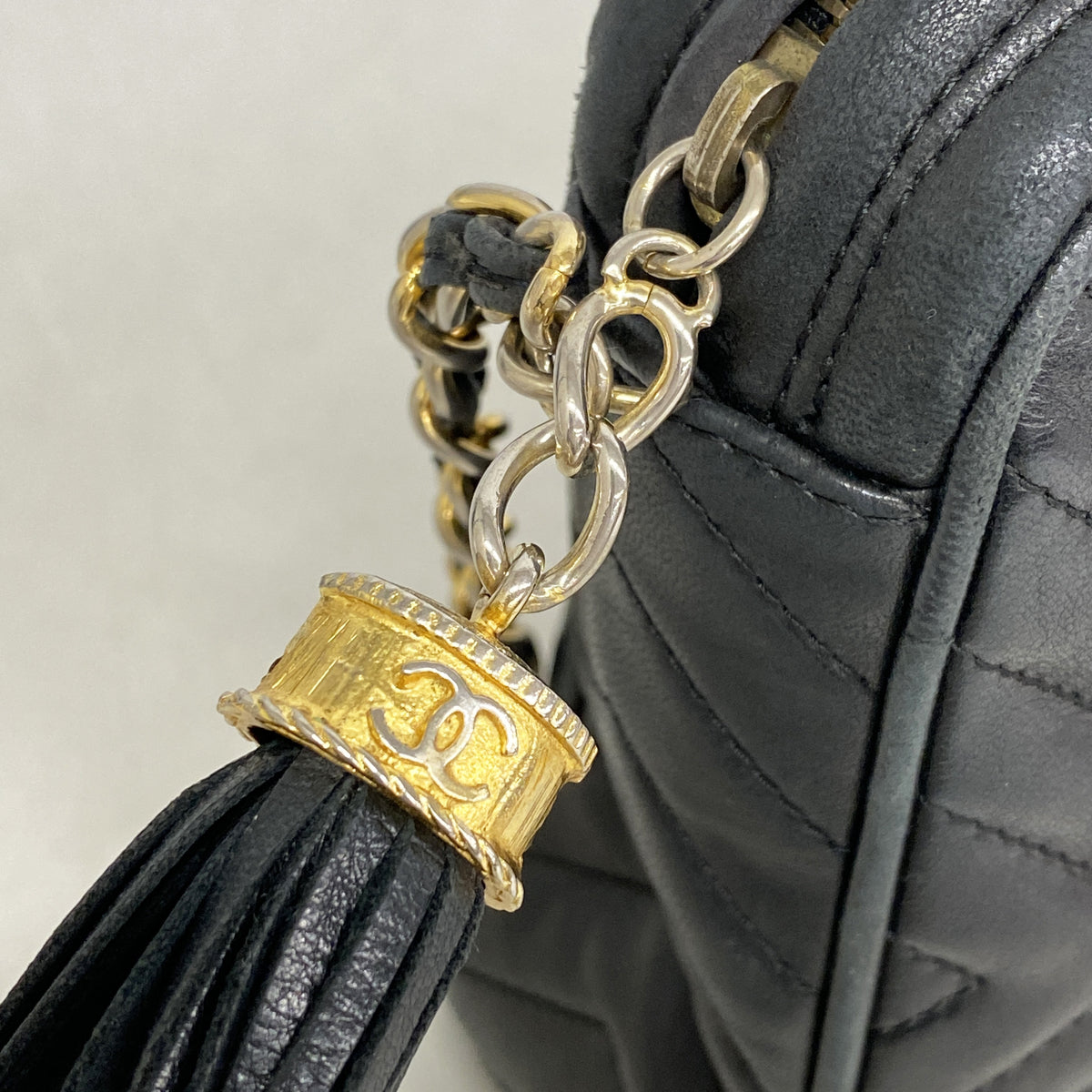 【6he5686】シャネル ショルダーバッグ フリンジ付きチェーンショルダー ラムスキン ブラック ゴールド金具【中古】レディース