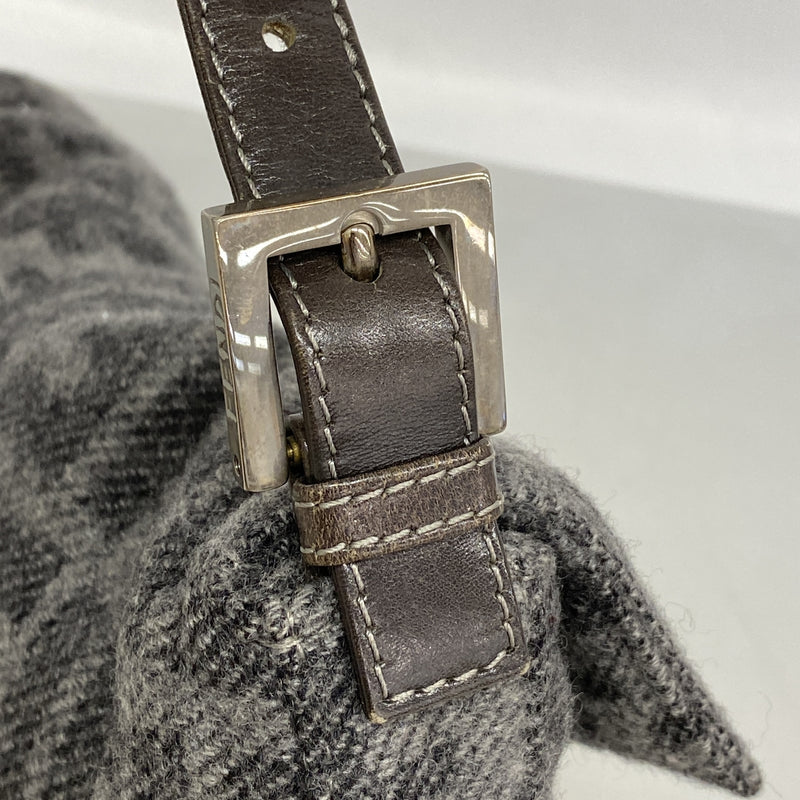 【6he5787】フェンディ ハンドバッグ ズッカ マンマバケット ウール グレー シルバー金具【中古】レディース