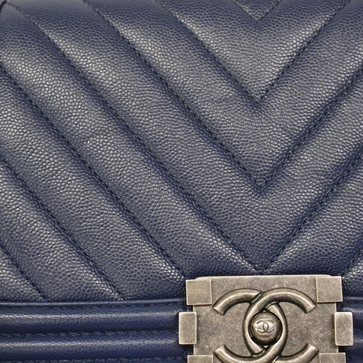 【6he5837-e】シャネル ショルダーバッグ Vステッチ チェーンショルダー キャビアスキン ネイビー シルバー金具【中古】レディース