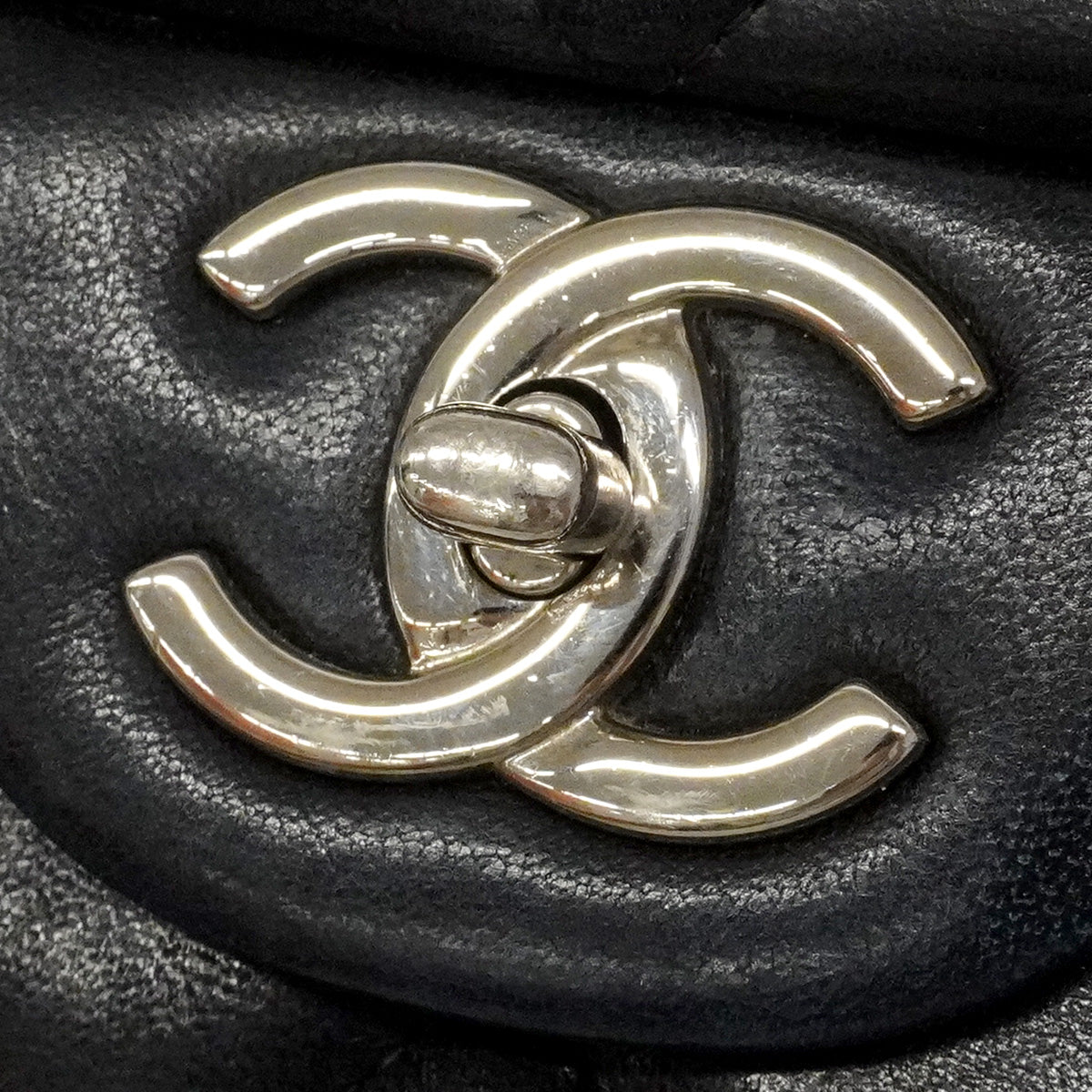 【6hf6324】シャネル ショルダーバッグ デカマトラッセ Wフラップ Wチェーン ラムスキン ブラック シルバー金具【中古】レディース