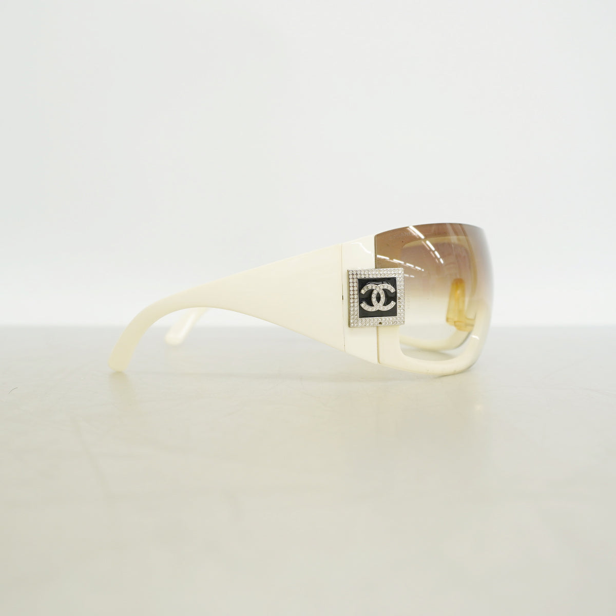 【6hf6031】シャネル サングラス 5086-B プラスチック ホワイト シルバー金具【中古】メンズ レディース ユニセックス