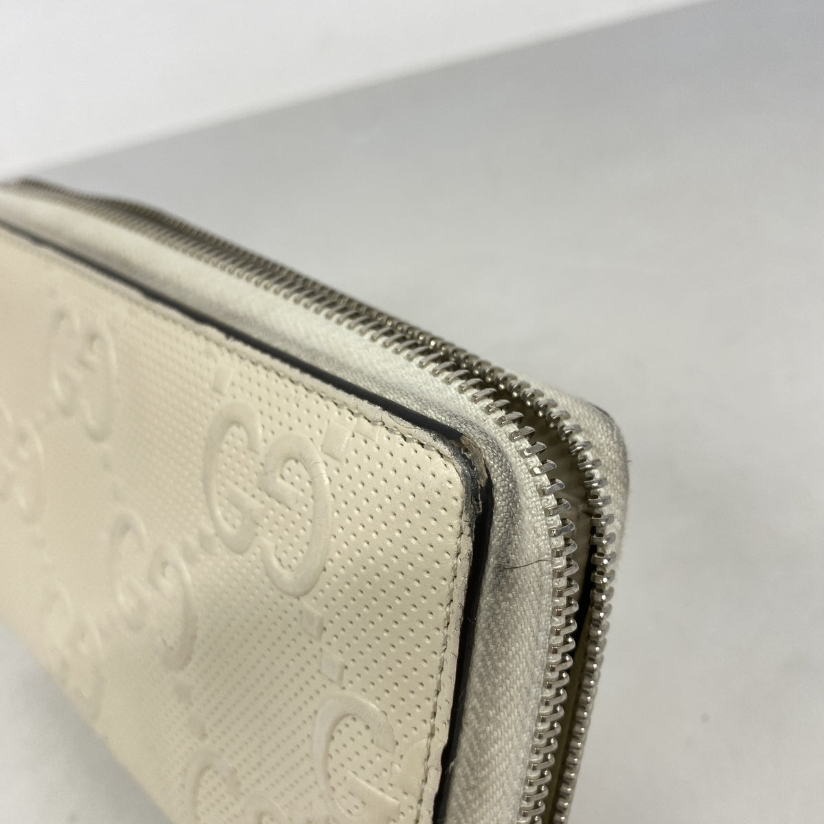 【6hf6162】グッチ 長財布 GGエンボス 625558 レザー アイボリー シルバー金具【中古】メンズ
