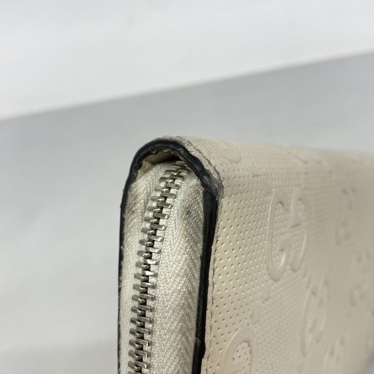 【6hf6162】グッチ 長財布 GGエンボス 625558 レザー アイボリー シルバー金具【中古】メンズ