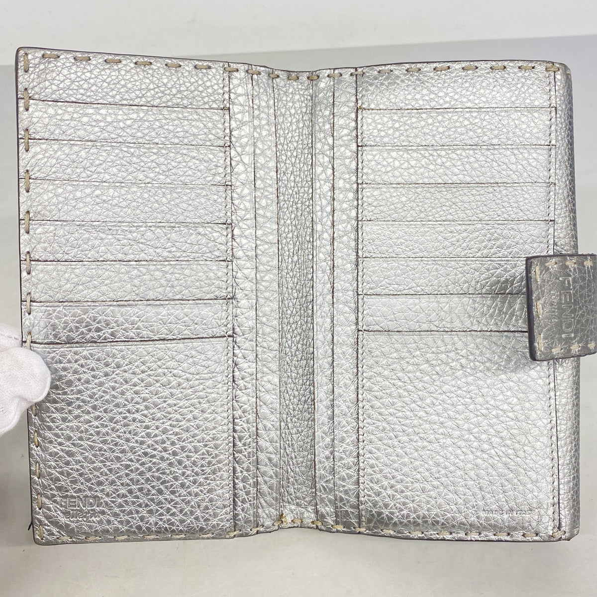 【6hf6323】フェンディ 長財布 セレリア レザー シルバー シルバー金具【中古】レディース