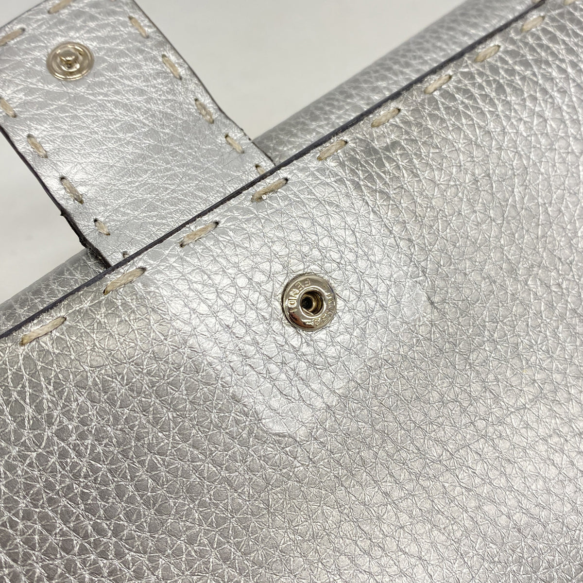 【6hf6323】フェンディ 長財布 セレリア レザー シルバー シルバー金具【中古】レディース