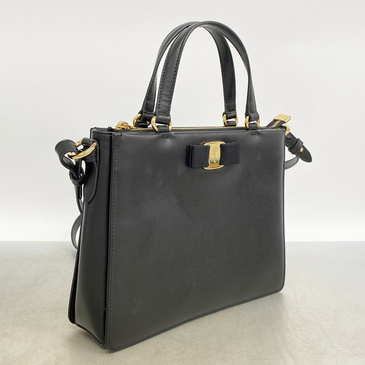 【6ia0127】サルヴァトーレフェラガモ ハンドバッグ ヴァラ レザー ブラック ゴールド金具 2wayバッグ【中古】レディース