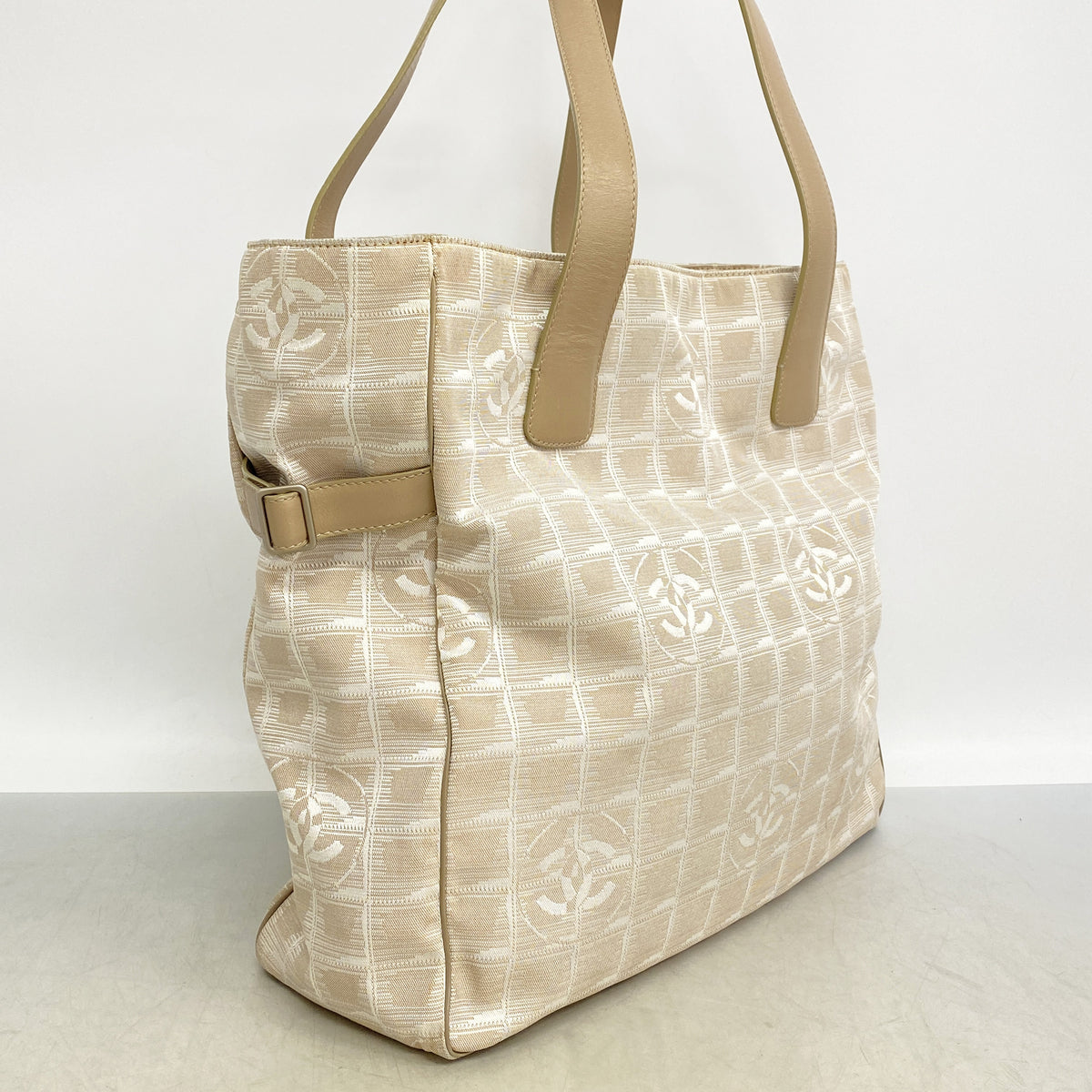 【6ia0160】シャネル トートバッグ ニュートラベル ナイロン ベージュ シルバー金具【中古】レディース