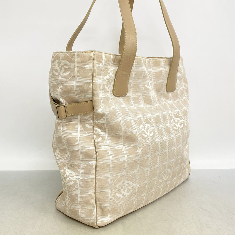 【6ia0160】シャネル トートバッグ ニュートラベル ナイロン ベージュ シルバー金具【中古】レディース