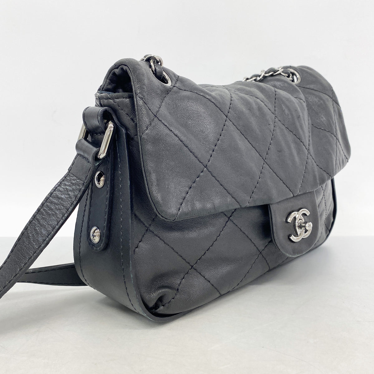 【6ia0182】シャネル ショルダーバッグ マトラッセ Wチェーン レザー ブラック シルバー金具【中古】レディース