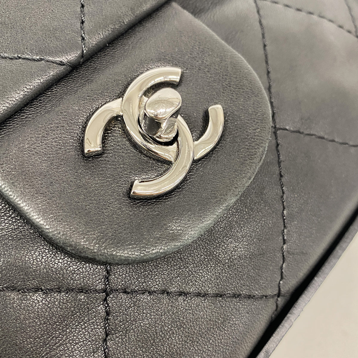 【6ia0182】シャネル ショルダーバッグ マトラッセ Wチェーン レザー ブラック シルバー金具【中古】レディース