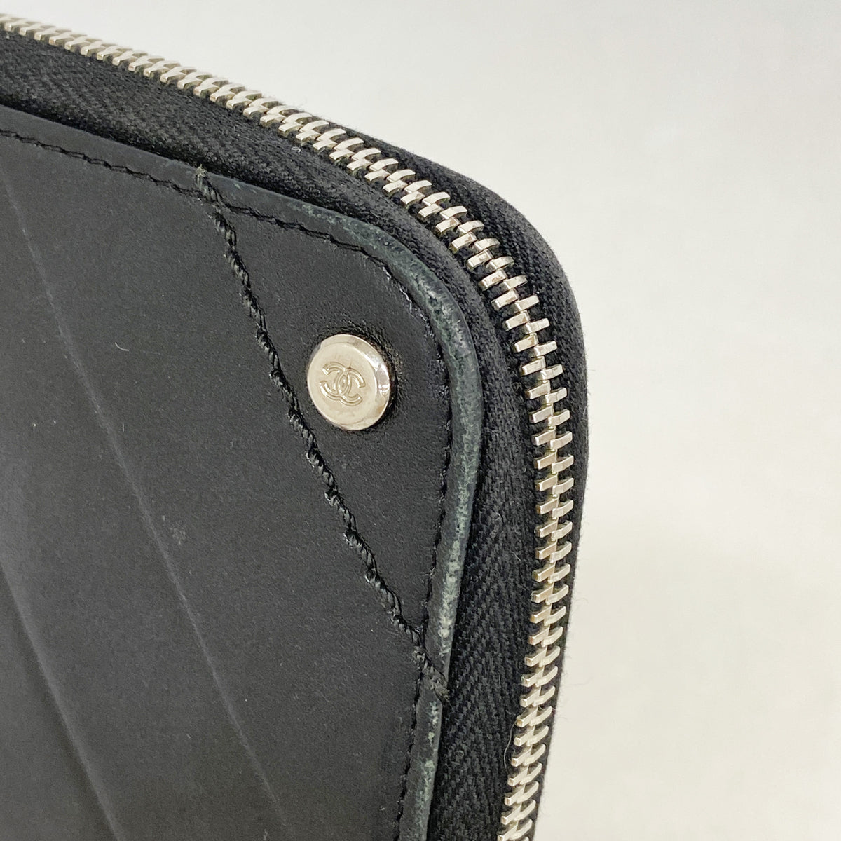 【6ia0232】シャネル 長財布 Vステッチ ラムスキン ブラック シルバー金具【中古】レディース