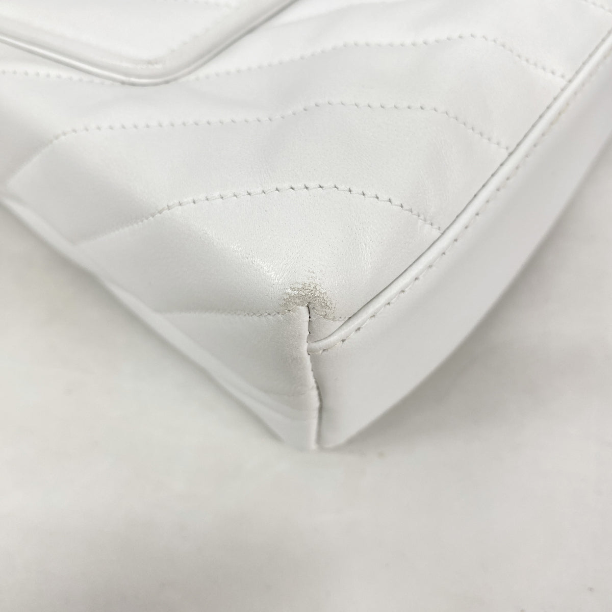 【6ia0273】シャネル ショルダーバッグ Vステッチ ラムスキン ホワイト ゴールド金具【中古】レディース